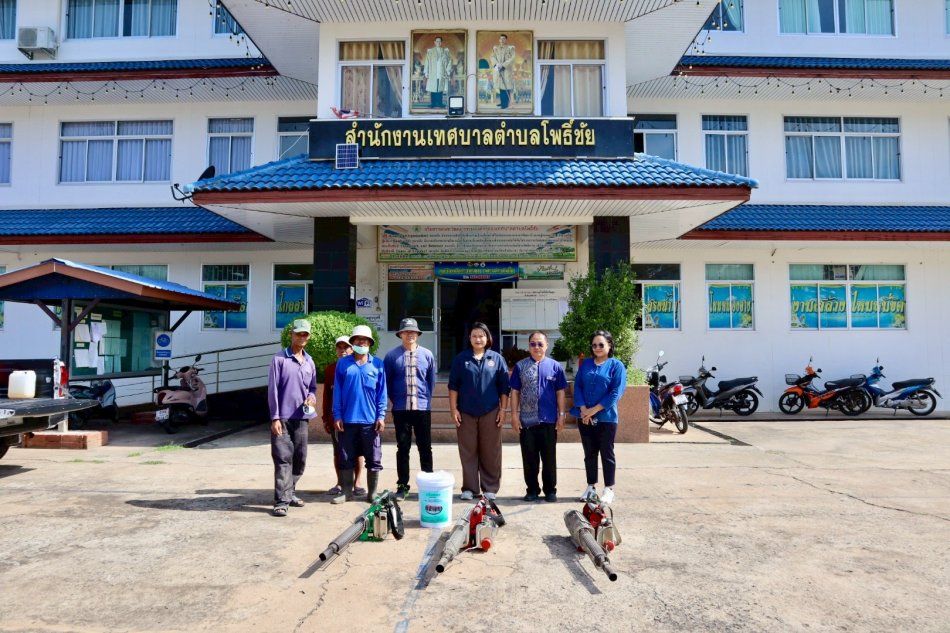 วันที่ 16 มิถุนายน พ.ศ. 2569 กองสาธารณสุขและสิ่งแวดล้อม เทศบาลตำบลโพธิ์ชัย ได้ดำเนินการจัดกิจกรรมตามโครงการควบคุมโรคไข้เลือดออก เพื่อป้องกันและควบคุมการแพร่ระบาดของโรคในพื้นที่ โดยมีการดำเนินงานดังนี้  * ลงพื้นที่รณรงค์กำจัดแหล่งเพาะพันธุ์ลูกน้ำยุงลาย พร้อมแจกทรายอะเบทให้แก่ประชาชน * ดำเนินการพ่นหมอกควันเพื่อกำจัดยุงตัวเต็มวัยในพื้นที่เสี่ยง  ทั้งนี้ เพื่อสร้างความตระหนักรู้และส่งเสริมให้ประชาชนมีส่วนร่วมในการป้องกันและควบคุมโรคไข้เลือดออก